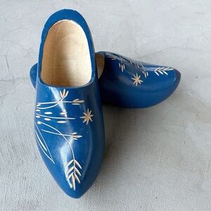 🆕 Listing!  Vintage | Blue Wooden Clogs with White Floral Design